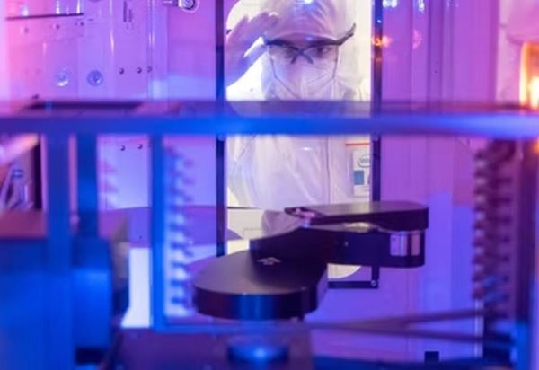 Квартальная выручка Intel превзошла ожидания, компании удалось привлечь $20 млрд от инвесторов и избавиться от убытков