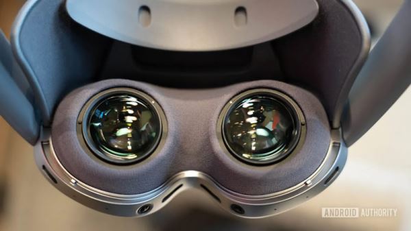 Представленная сегодня гарнитура Samsung Galaxy XR оказалась в два раза дешевле Apple Vision Pro