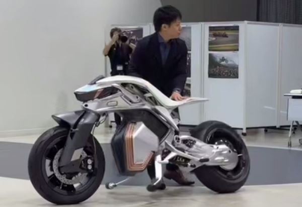 Yamaha показала свежую версию мотоцикла будущего, который может сам держать равновесие и двигаться без человека